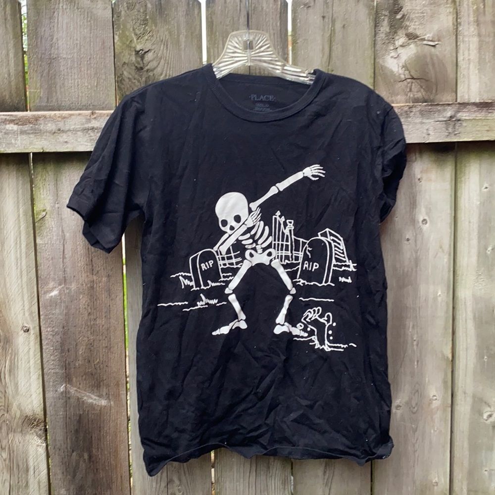 The children’s place skeleton tee sz. XL